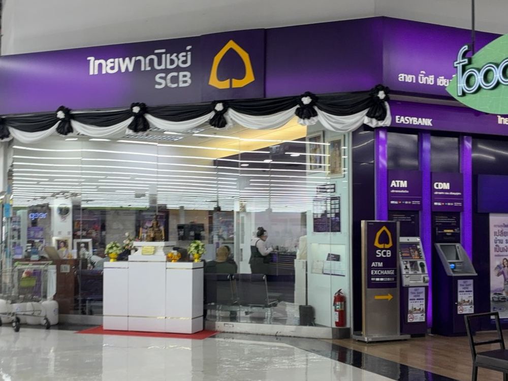 An SCB branch and ATMs inside a Chiang Mai shopping centre — my wife can hold a Thai account, I cannot